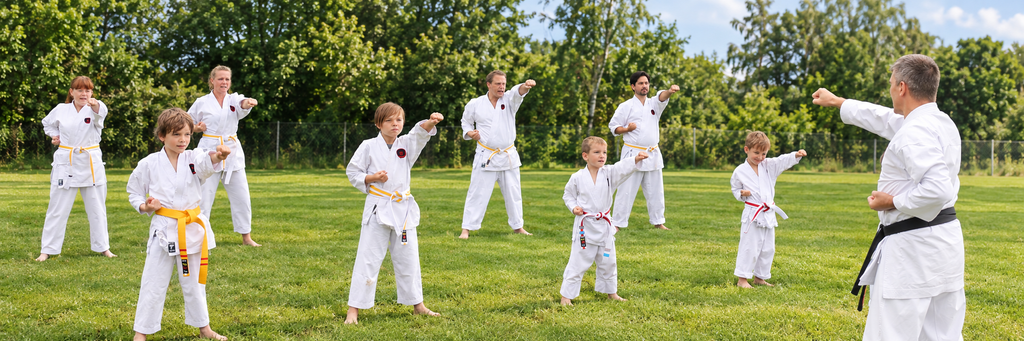 THORS KARATE træner karate udendørs ved Rygårde Strand
